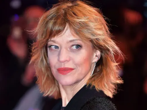 Freche, stufige Frisuren mittellang mit Pony, die dem Look eine jugendliche Ausstrahlung verleihen.
