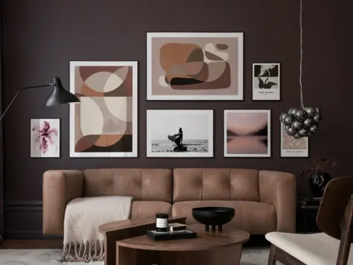 Ein Wohnzimmer mit brauner Ledercouch, Kunstwerken in Erdtönen und einem schwarzen Lampenschirm. Diese Farben passen gut zu Schwarz und schaffen eine elegante Atmosphäre.