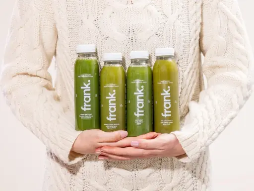 Vier grüne Flaschen mit "frank."-Saft, darunter eine mit Gurke. Die Gurkensaft Wirkung ist erfrischend und belebend.