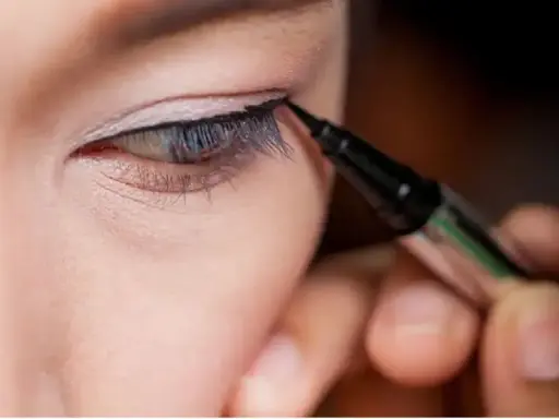 Präzises **eyeliner ziehen bei schlupflidern** mit einem Eyeliner-Stift. Ein feiner Lidstrich hebt das Auge hervor.