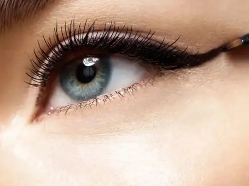 Augen schminken ab 50: Ein feiner Lidstrich betont das blaue Auge. So gelingt der Cat-Eye-Look mühelos.
