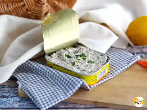 So einfach wie es aussieht: Sardinen aus der Dose, garniert mit Schnittlauch, warten darauf, gegessen zu werden. Ein Zitronen-Tipp für den Geschmack.