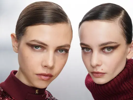 Zwei Models mit Sleek-Hair und dramatischem Augen-Make-up. Tolle Beauty-Tipps für einen glamourösen Look.
