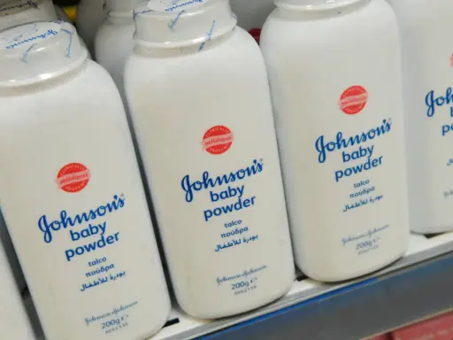 Reihe von Johnson's Babypuder-Flaschen. Eine clevere Anwendung ist Babypuder als Trockenshampoo.