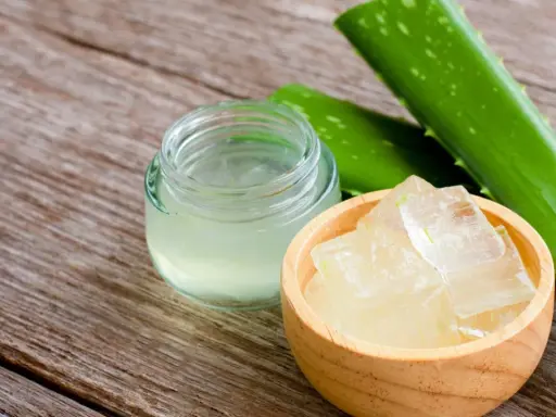 Frische Aloe Vera Blätter, Gel und Stücke in einer Holzschale, bereit für Aloe Vera Rezepte Kosmetik.