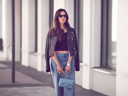 Styling-Idee: Was anziehen bei 20 Grad? Lederjacke, Crop-Top und weite Jeans sind perfekt für einen lässigen Look.