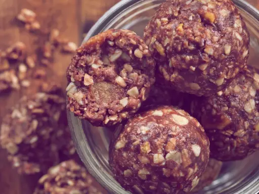 Energiekugeln, perfekt für late night snacks. Nussig, schokoladig und voller guter Zutaten.