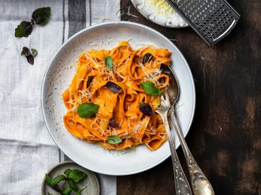 Gigi Hadid Pasta: Cremige Tomaten-Pasta mit frischem Basilikum und Parmesan. Ein Gericht, das man sich gönnen muss!