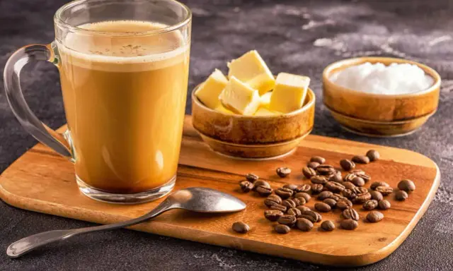 Kaffee mit Butter und Kokosöl. Manche sagen, dieser Bulletproof Coffee macht kaffee dick, aber er liefert Energie.