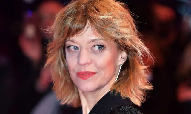 Freche, stufige Frisuren mittellang mit Pony, die dem Look eine jugendliche Ausstrahlung verleihen.