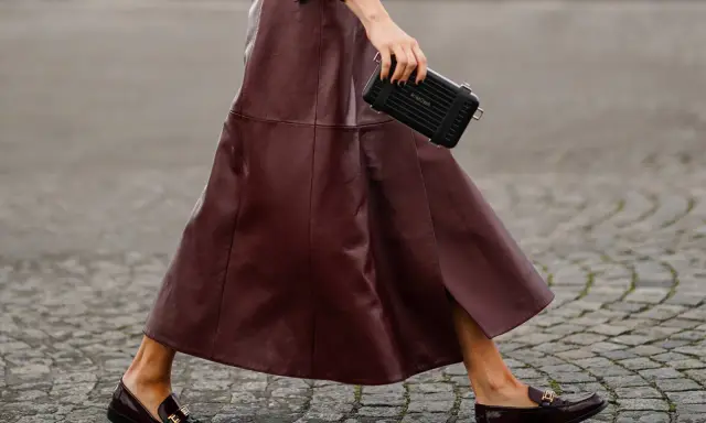 Schicke flache Schuhe zum Kleid: Dunkelrote Leder-Loafer mit goldenen Schnallen und ein passender Rock.
