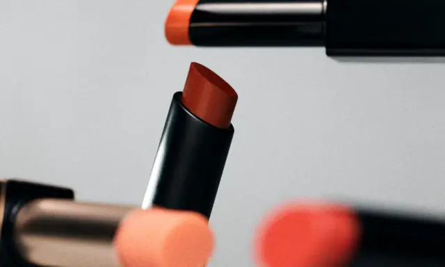 Mehrere Lippenstifte in verschiedenen Rottönen. Die Frage, wie lange sind Lippenstifte haltbar, beschäftigt viele.