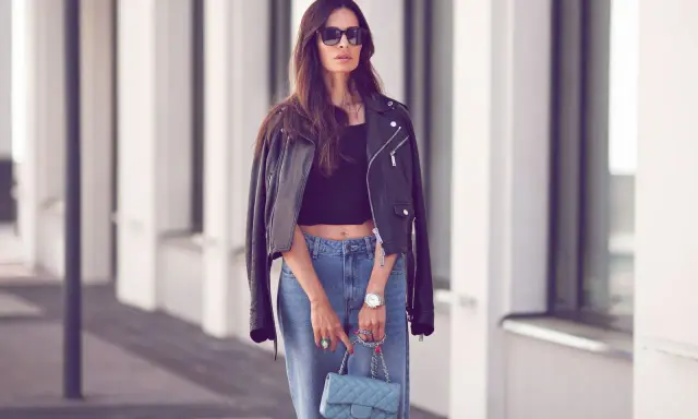 Styling-Idee: Was anziehen bei 20 Grad? Lederjacke, Crop-Top und weite Jeans sind perfekt für einen lässigen Look.