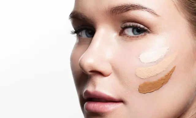 Haut mit drei Foundation-Swatches. Perfekt, um den richtigen Farbton für dein **Foundation selber machen** zu finden.