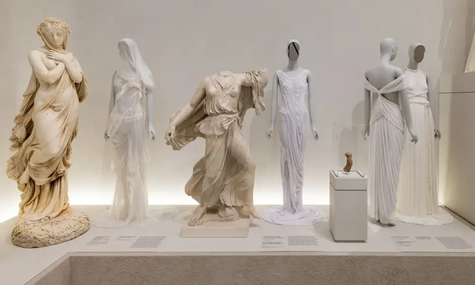 Antike Skulpturen und moderne Kleider inspirieren das Met Gala Thema. Weiße, fließende Stoffe erinnern an griechische Göttinnen.
