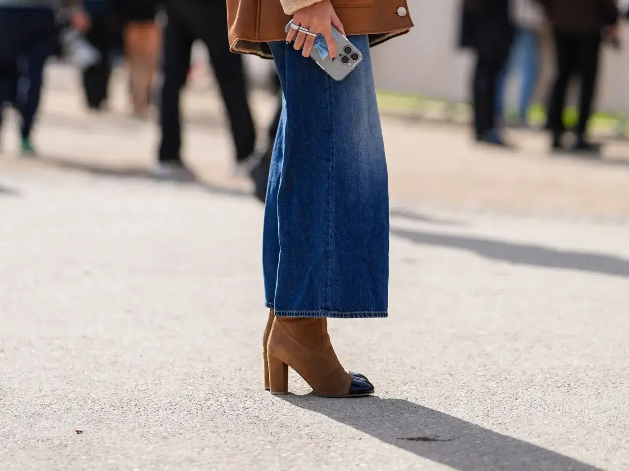 Breite Jeans und braune Stiefeletten mit Blockabsatz &ndash; eine stylische Kombination, die zeigt, welche Hose zu Boots Damen passt.