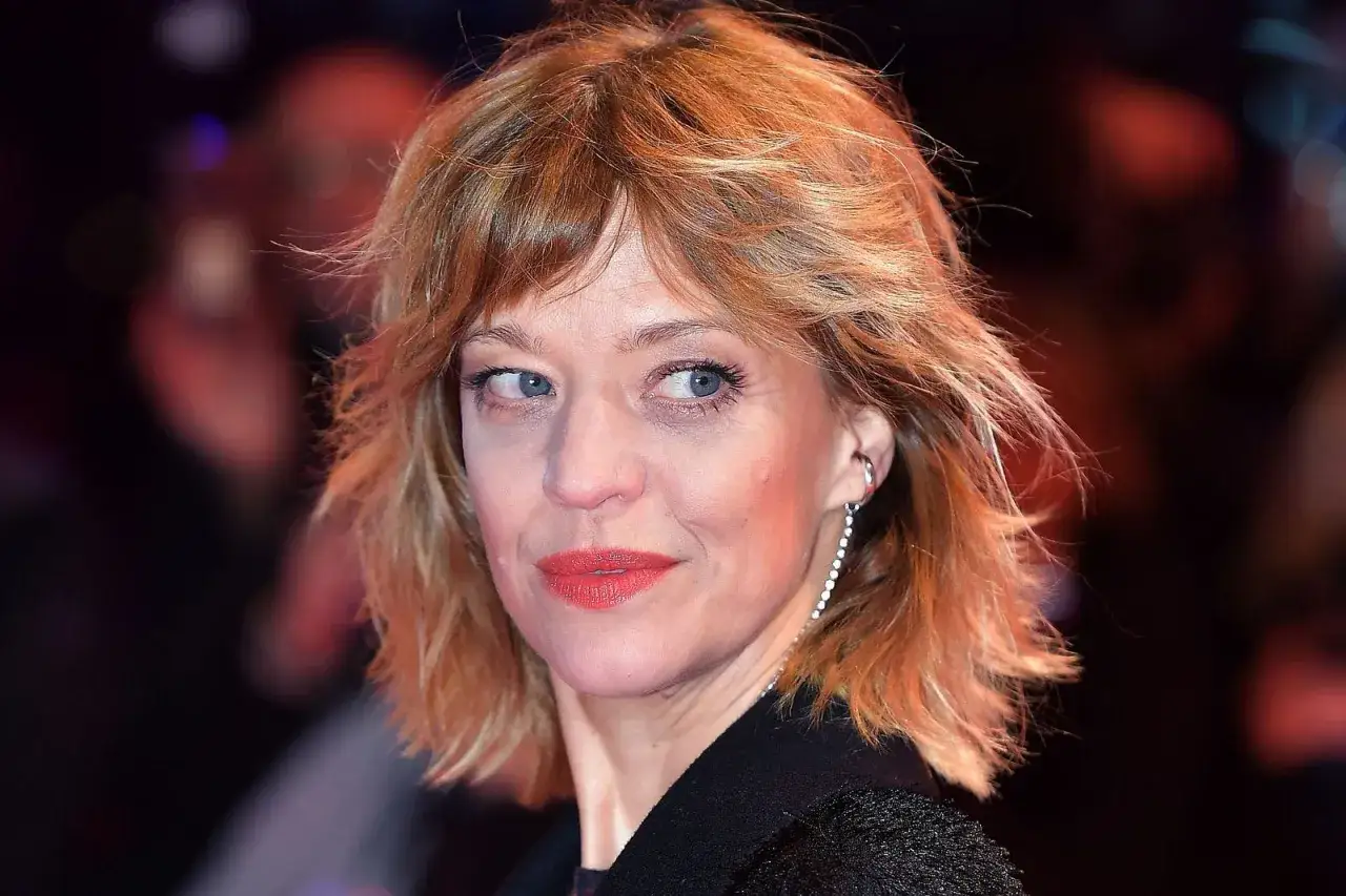 Freche, stufige Frisuren mittellang mit Pony, die dem Look eine jugendliche Ausstrahlung verleihen.