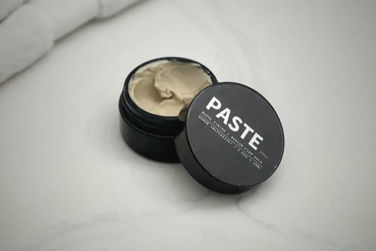 Ein offener Tiegel mit heller Texturpaste. Ideal, wenn du Textur Paste selber machen m&ouml;chtest, um deinen Look zu kreieren.