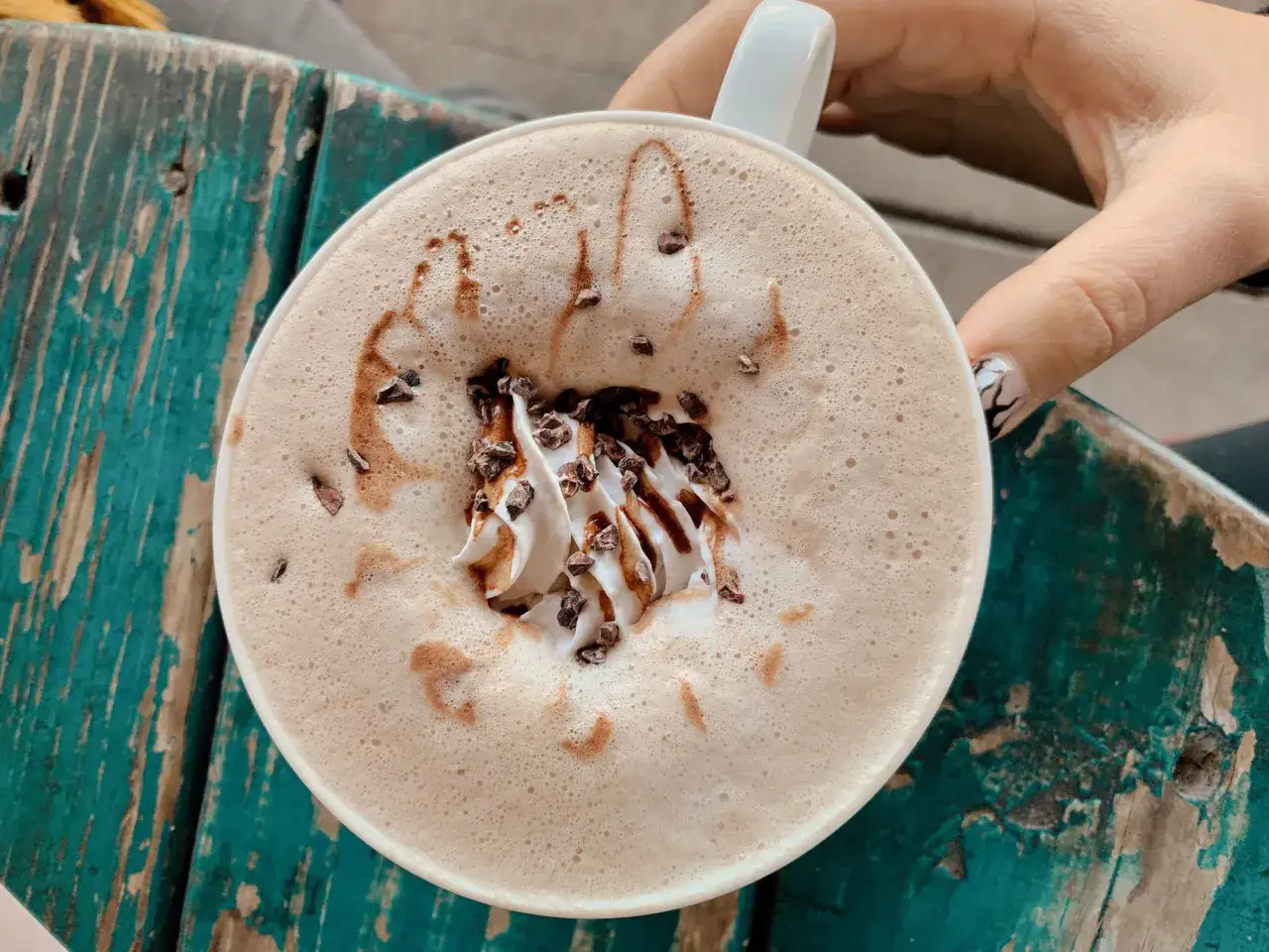 Cremiger Kakao mit Sahne und Schokost&uuml;ckchen, eine leckere alternative zu Kaffee.