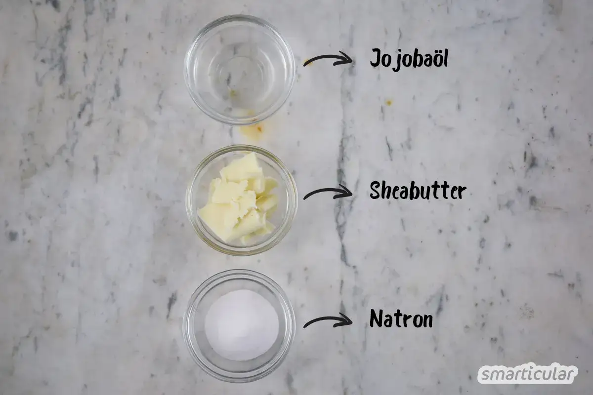 Zutaten f&uuml;r Deo selber machen: Sheabutter, Jojoba&ouml;l und Natron in kleinen Schalen.
