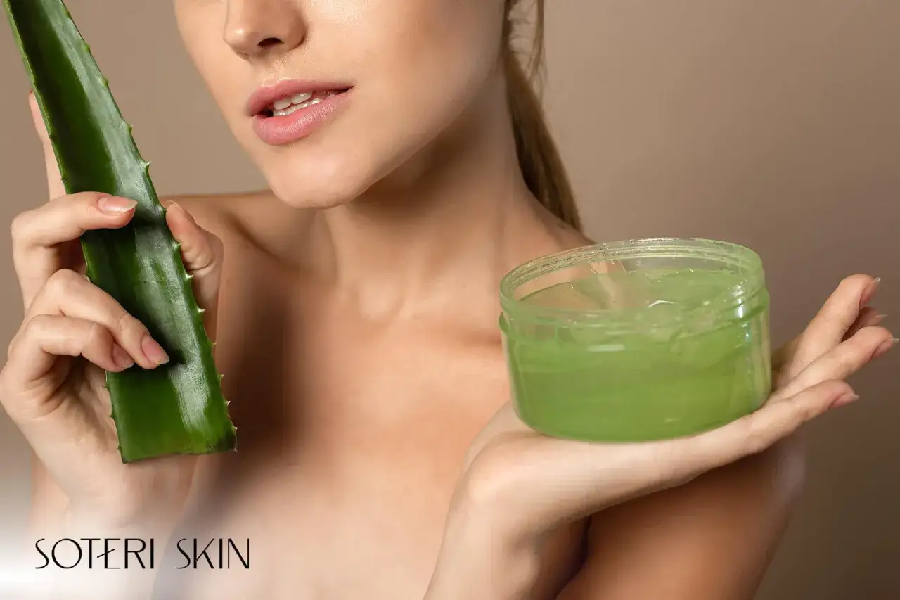 Frau h&auml;lt Aloe Vera Blatt und Gel. Muss man Aloe Vera Gel abwaschen? Nein, es zieht schnell ein.