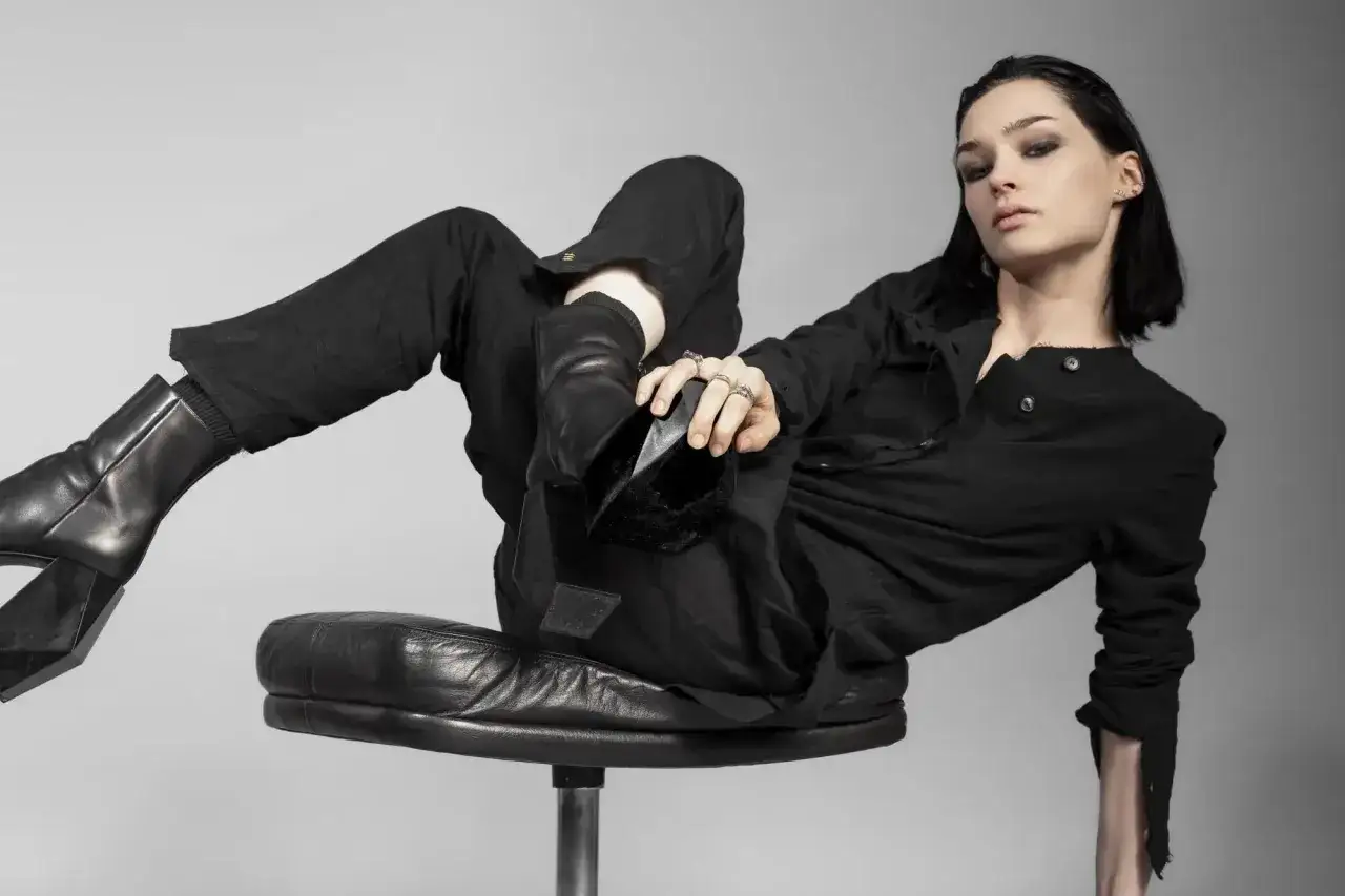Model in schwarzem Outfit, das zeigt, welche Farben gut zu Schwarz passen: Silber und Grau.
