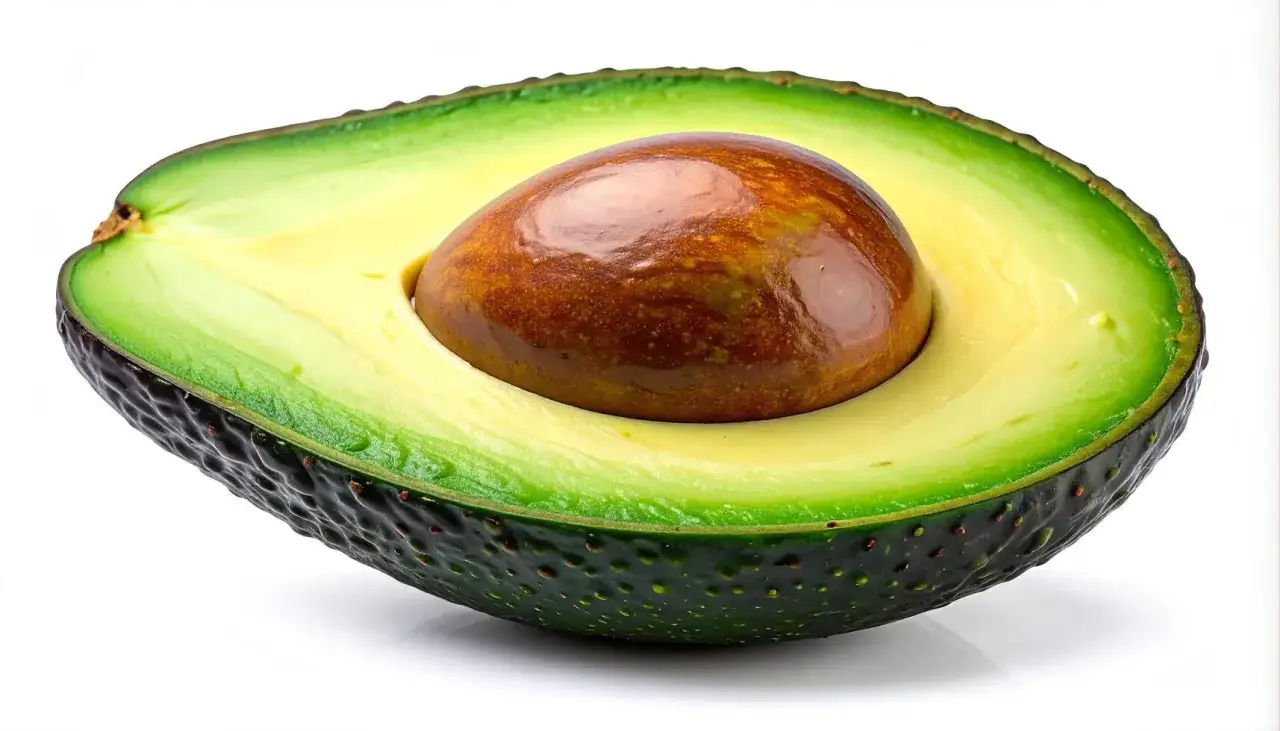 Halbierte Avocado mit gro&szlig;em Kern. Manche sagen, Avocado sei krebserregend, aber das ist ein Mythos.
