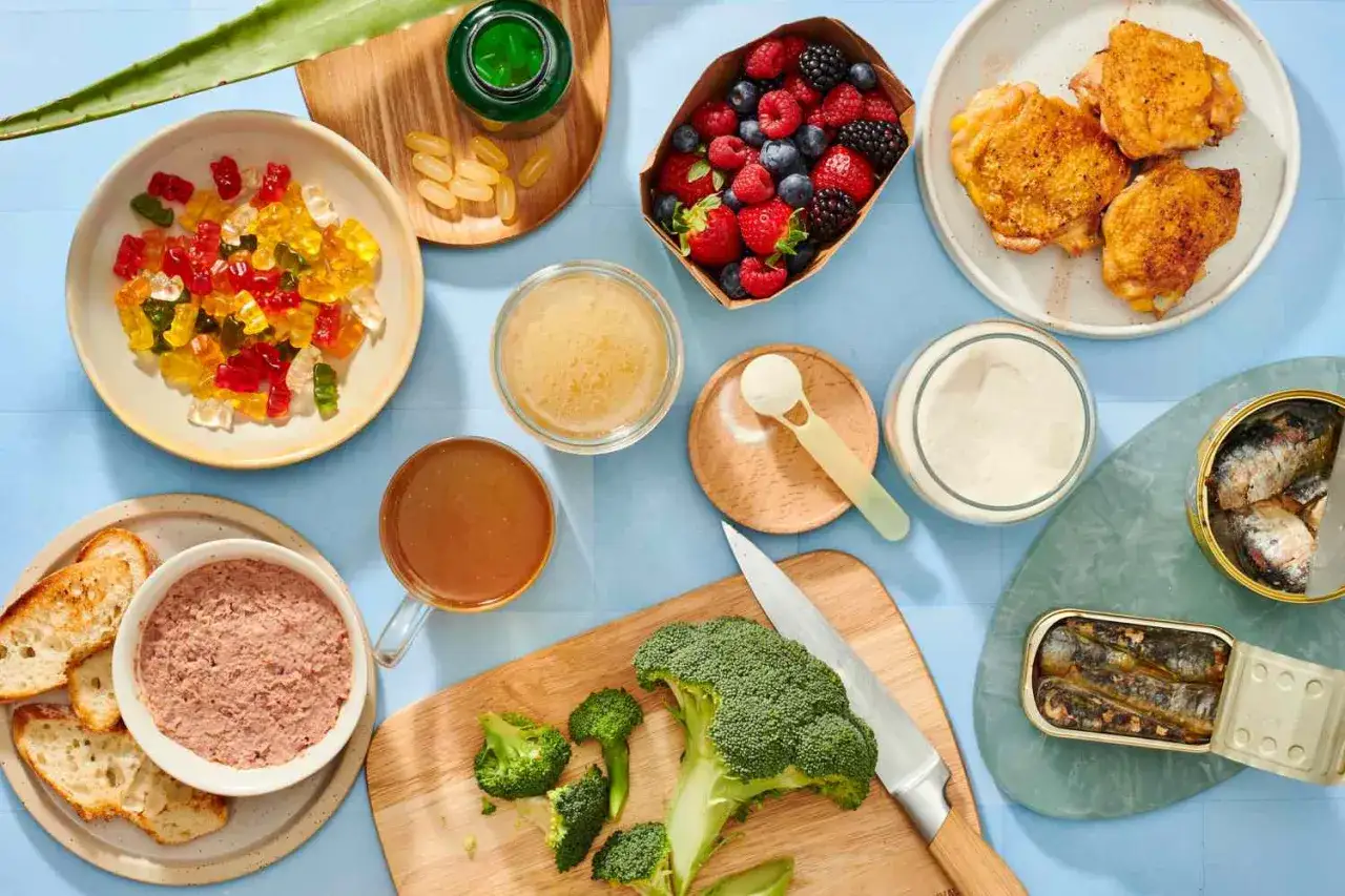 Bunte Gummib&auml;rchen, Beeren, H&uuml;hnchen, Brokkoli, Sardinen und Kollagenpulver &ndash; eine Kollagen Lebensmittel Tabelle zum Genie&szlig;en.