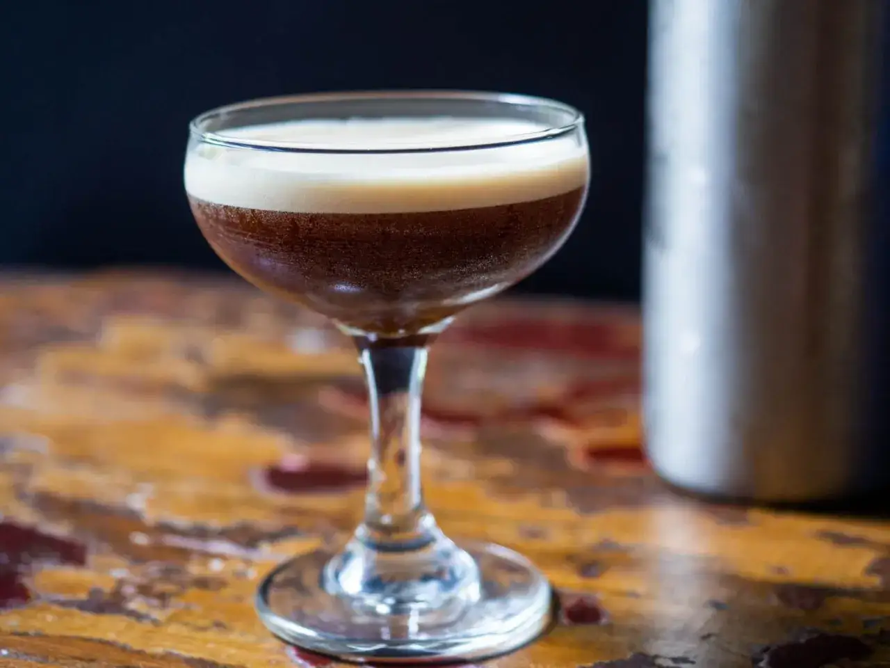 Ein cremiger italienischer Eiskaffee in einem eleganten Glas, bereit zum Genie&szlig;en.