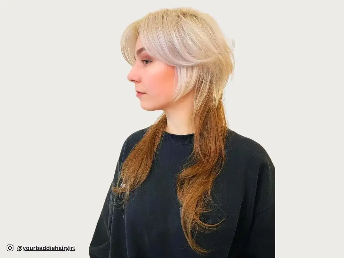 Ein stylischer Jellyfish Cut mit blonden und braunen Strähnen.