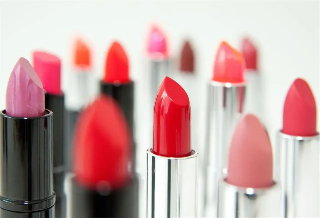 Eine Auswahl an Lippenstiften in verschiedenen Rott&ouml;nen und Rosa. Die Frage nach der Lippenstift Haltbarkeit ist bei diesen Farben besonders relevant.
