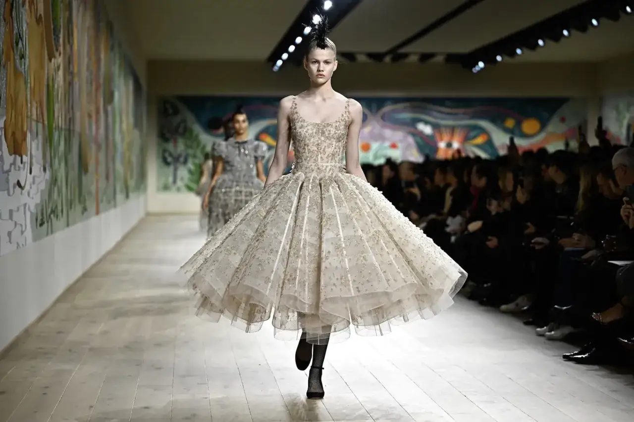 Ein Model pr&auml;sentiert ein opulentes, besticktes Kleid auf dem Laufsteg. Maria Grazia Chiuri schuf diese Kreation f&uuml;r Dior.