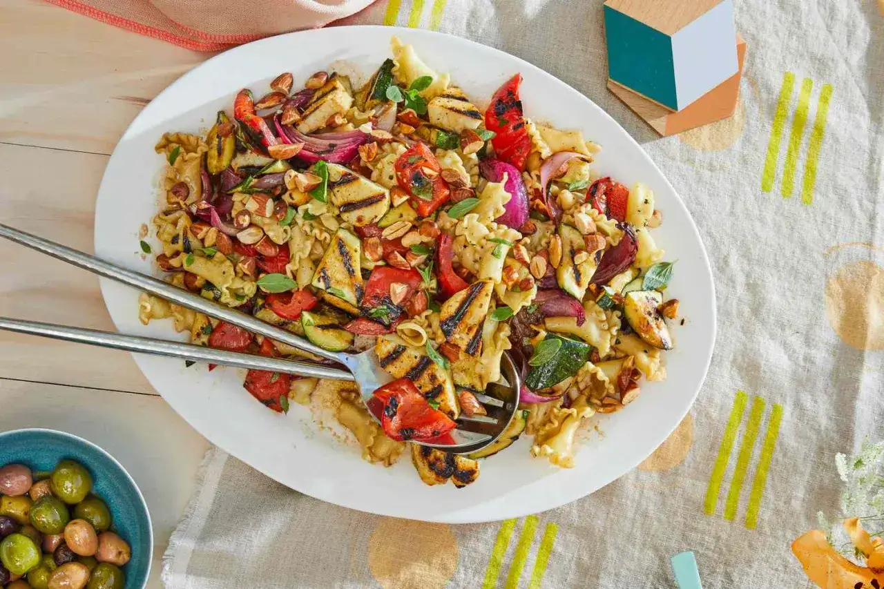 Leichtes Mittagessen Sommer: Nudelpfanne mit gegrilltem Gem&uuml;se, Mandeln und frischen Kr&auml;utern. Perfekt f&uuml;r warme Tage!