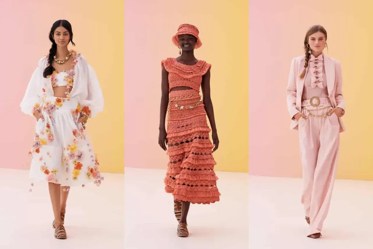 Drei Models pr&auml;sentieren Looks von Nicky Zimmermann: wei&szlig;es Blumenkleid, korallfarbenes H&auml;kelkleid, rosafarbener Hosenanzug.