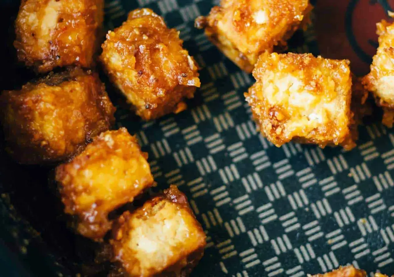 Knusprig gebratene Tofuw&uuml;rfel in s&uuml;&szlig;er Glasur. So lecker, dass man sich fragt, wie schmeckt tofu eigentlich so gut?