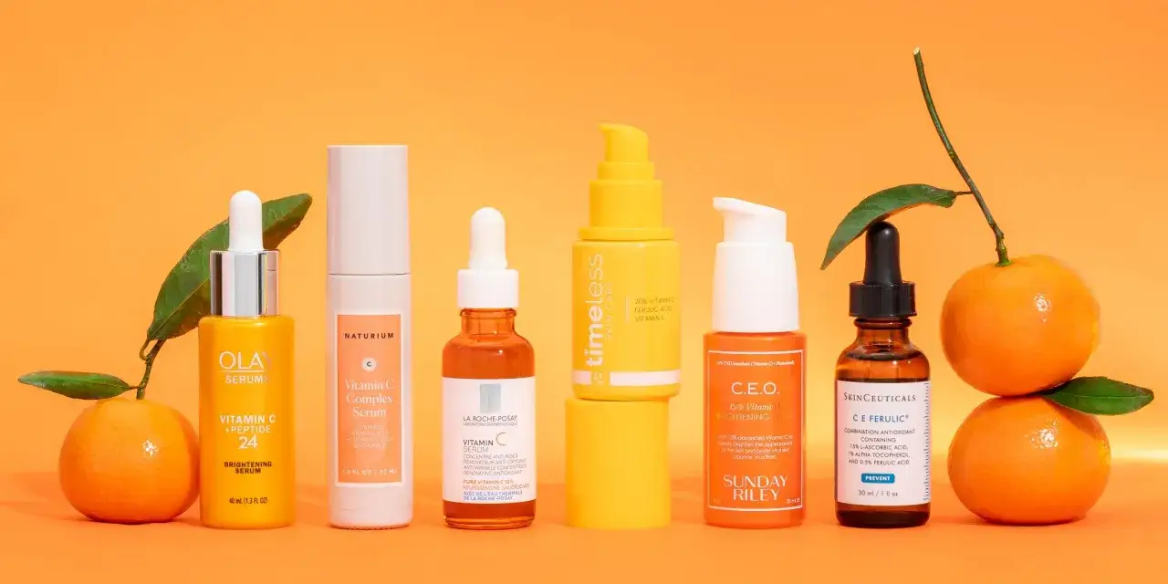 Mehrere Vitamin C Seren, ideal f&uuml;r morgens oder abends, neben frischen Orangen.