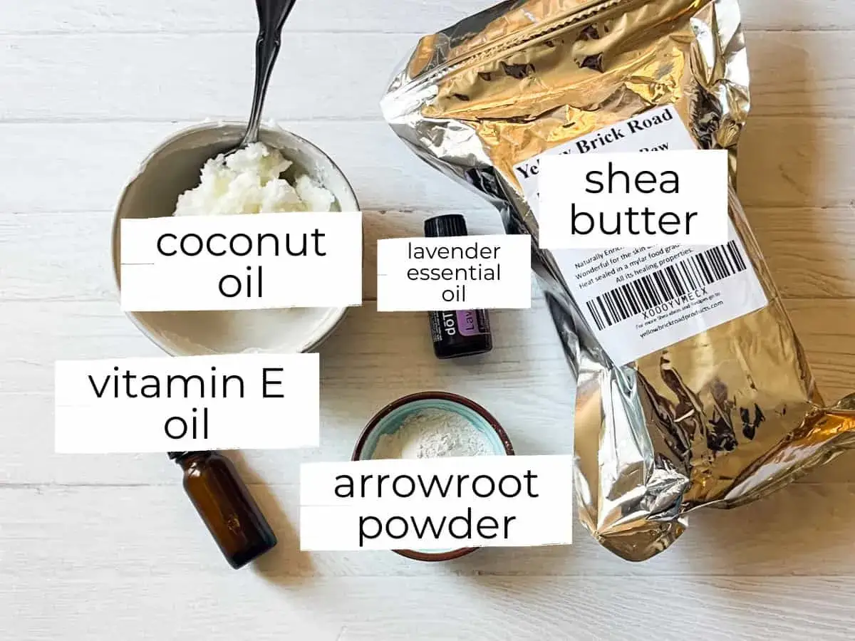Zutaten f&uuml;r selbstgemachte Creme: Kokos&ouml;l, Sheabutter, Vitamin E &Ouml;l, Lavendel&ouml;l und Pfeilwurzpulver.