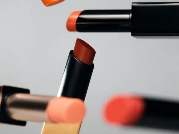 Mehrere Lippenstifte in verschiedenen Rottönen. Die Frage, wie lange sind Lippenstifte haltbar, beschäftigt viele.