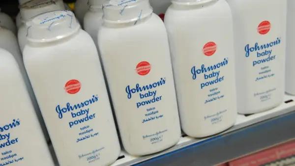 Reihe von Johnson's Babypuder-Flaschen. Eine clevere Anwendung ist Babypuder als Trockenshampoo.