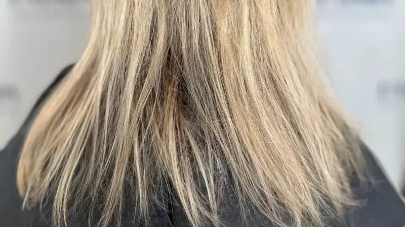 Blondes Haar, das so aussieht, als ob die Haare wachsen nicht mehr. Die Spitzen sind leicht ausgefranst.